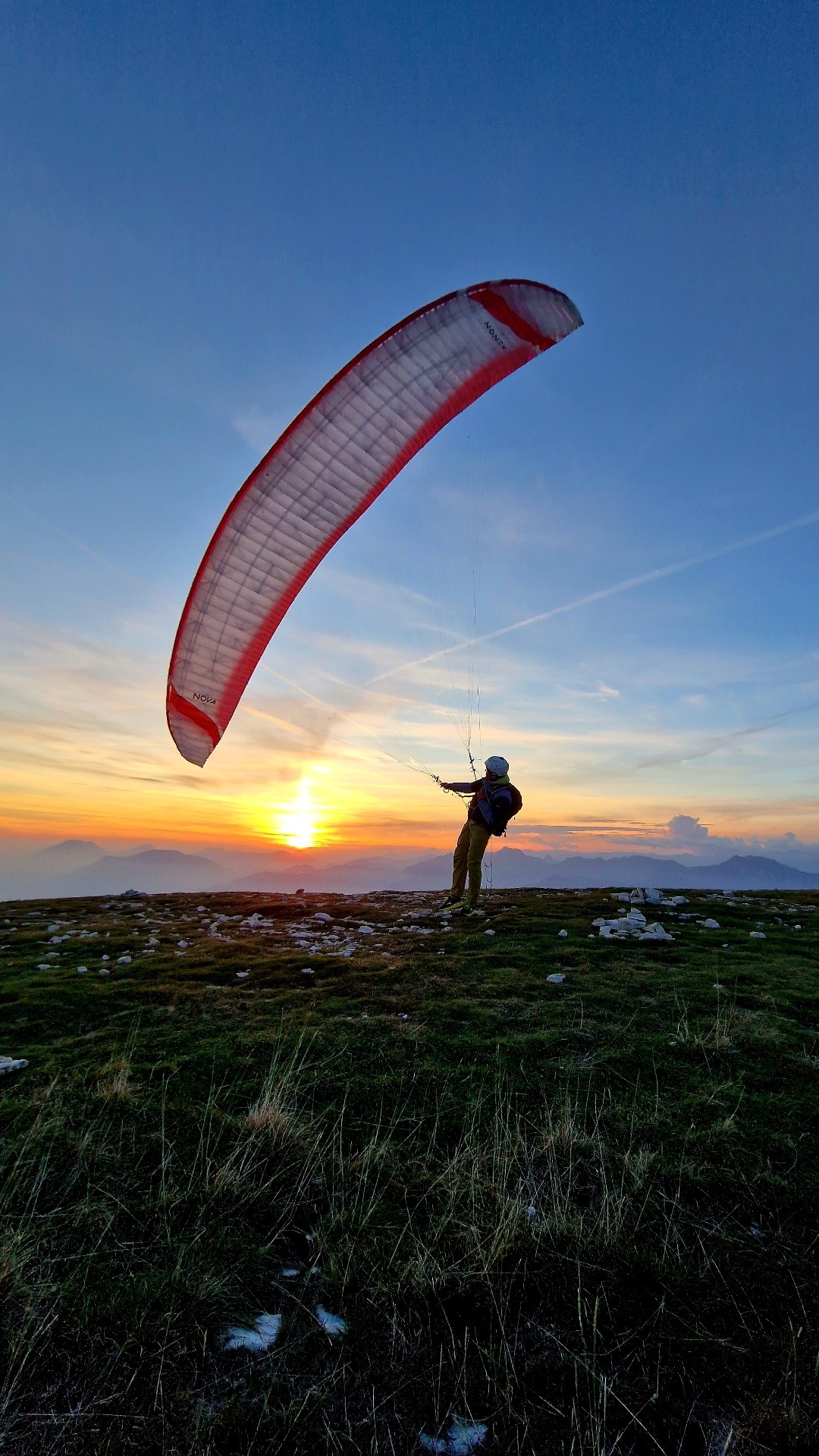 Groundhandling am Monte Baldo bei Sonnenuntergang am Gardasee