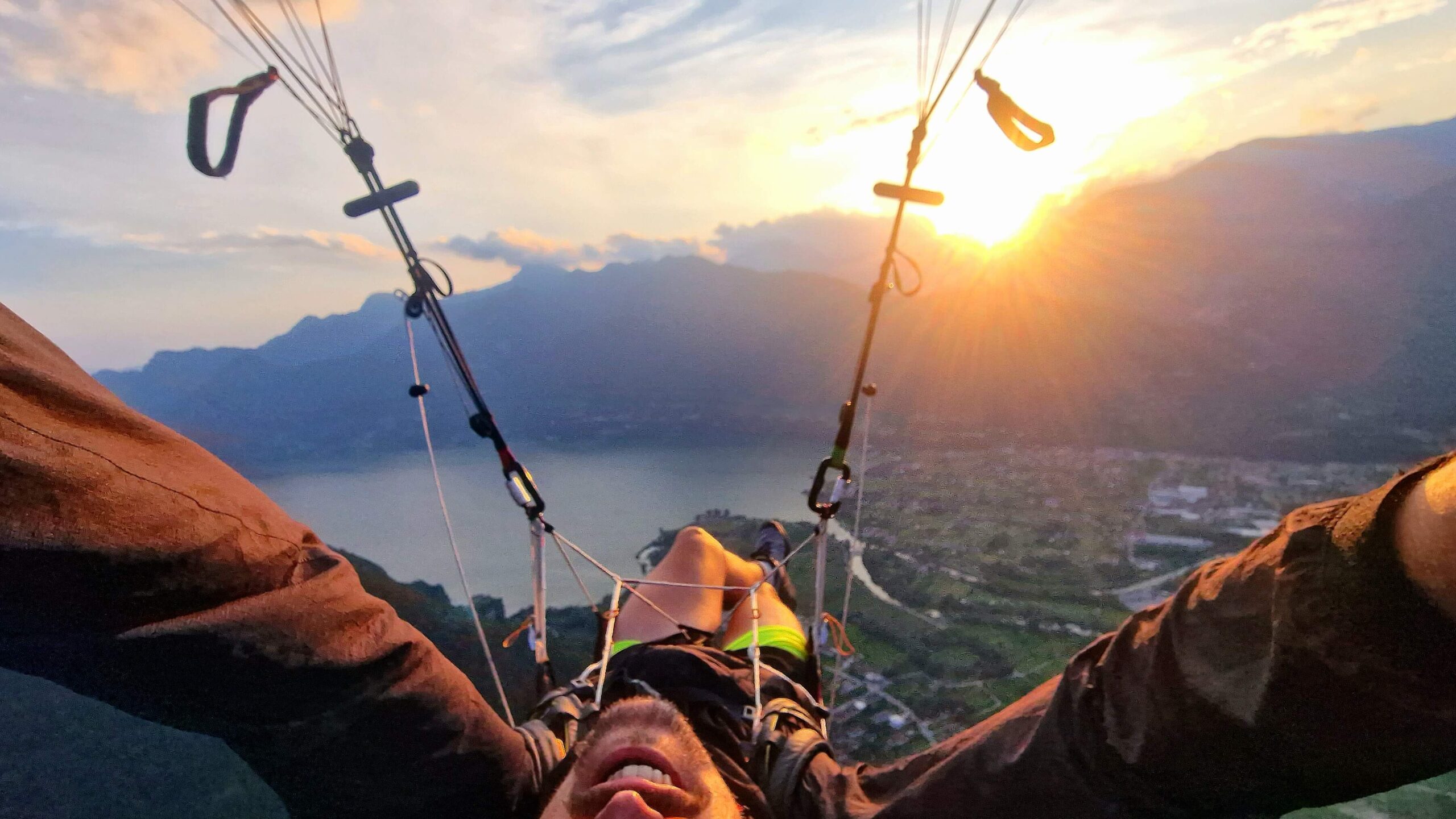 Abendstimmung beim Paragleiten am Idrosee