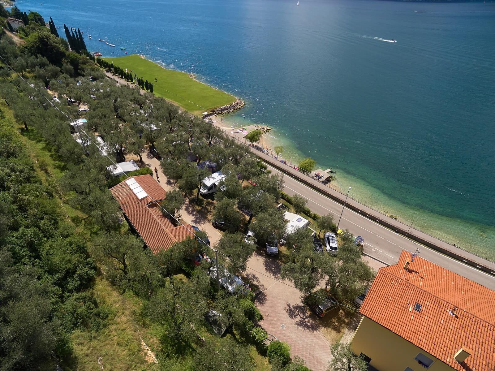 Der Campingplatz Tonini ist direkt bei der Landewiese für Paragleiten in Malcesine