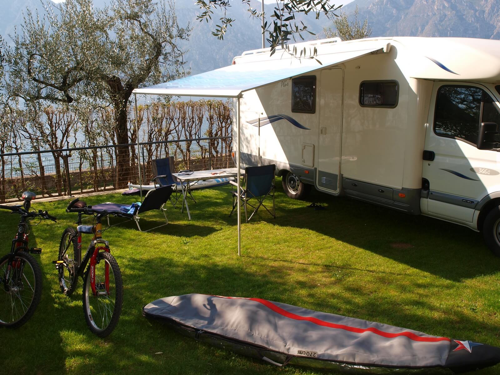 Ein Stellplatz mit Aussicht über den Gardasee am Camping Tonini