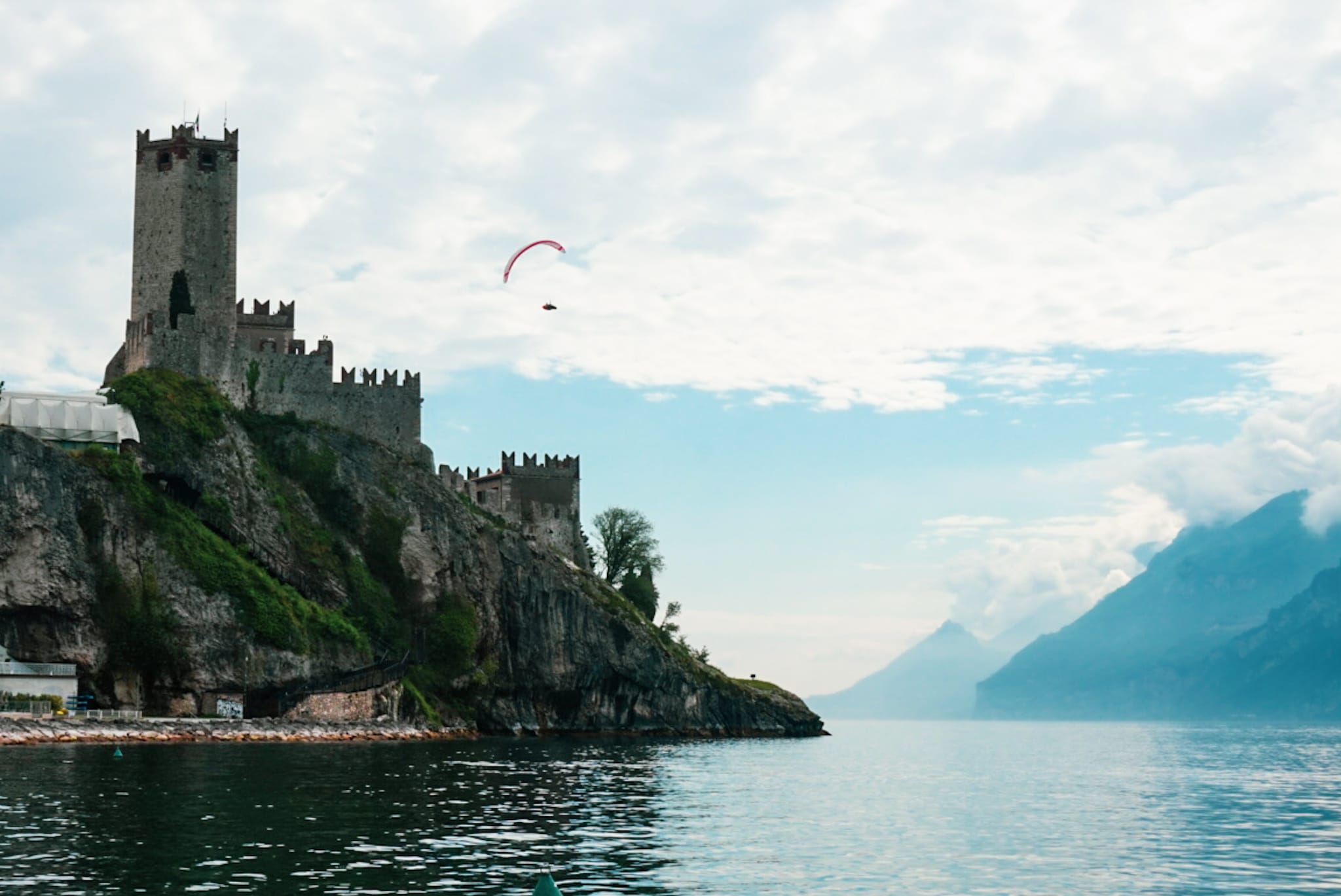 Paragleiten über der Burg von Malcesine am Gardasee